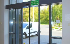 Automatic sliding door